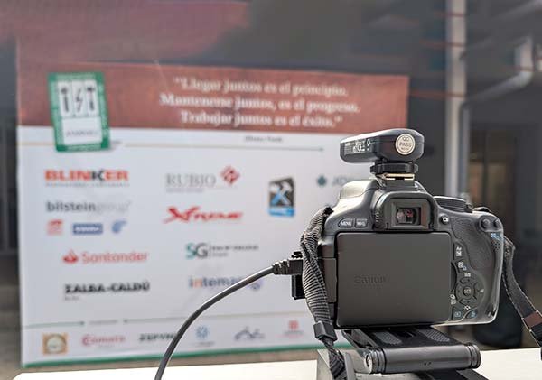 Cámara reflex en evento de ATARVEZ