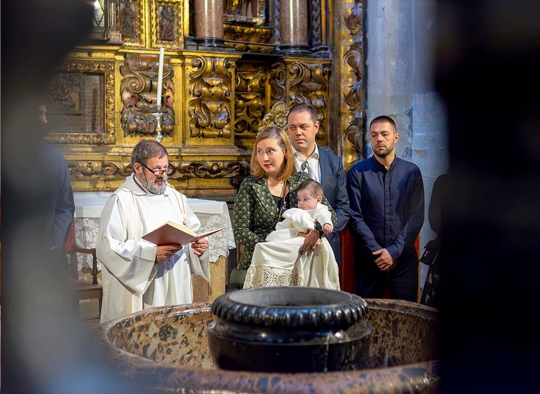 Un momento de la ceremionia del bautizo
