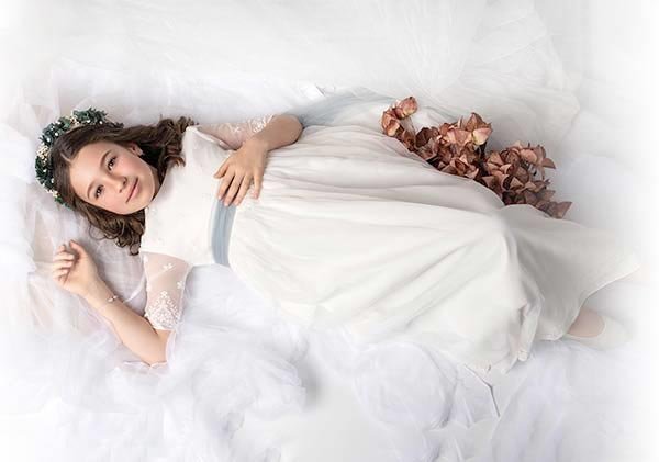Niña de comunión tumbada. Acabado ensueño