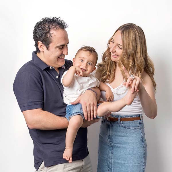 Manuel juega y rie con sus papás