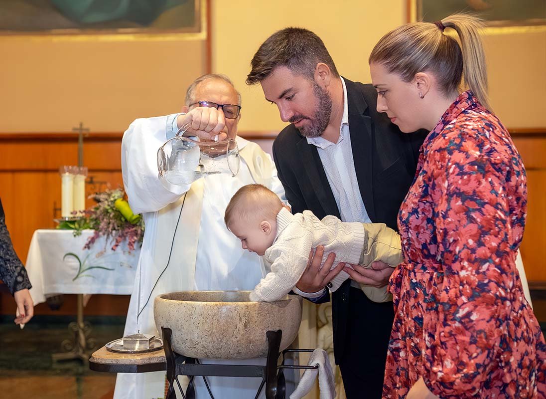 Momento del bautismo con la caída de agua