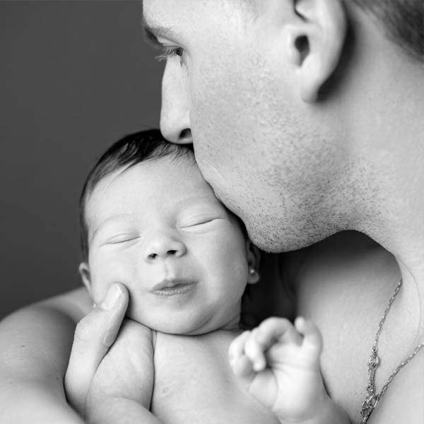 Beso tierno de papá