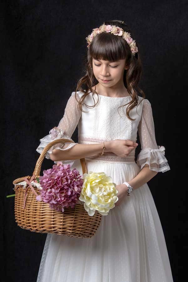 Niña de comunión con cestita de flores