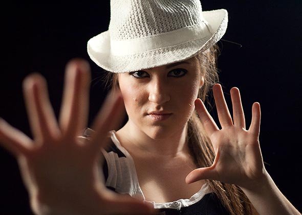 Retrato expresivo de chica interactuando con la cámara, manos en primer plano