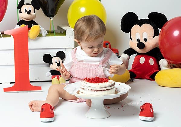 Sergio toca la tarta con los dedos