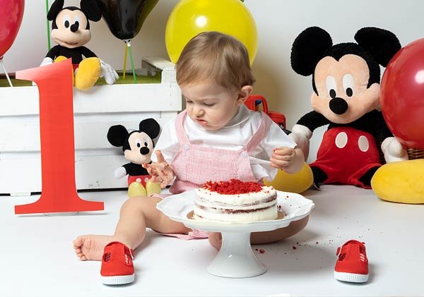 Sergio se mancha las manos con la tarta