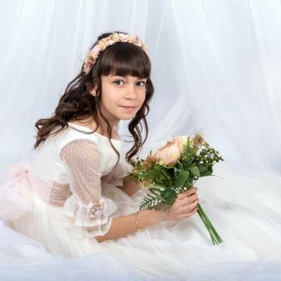 Nina Comunion Sentada