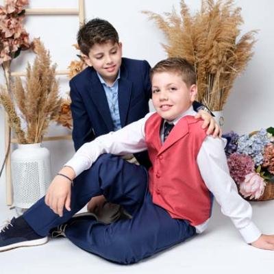 Nino Comunion Hermanos Sentados